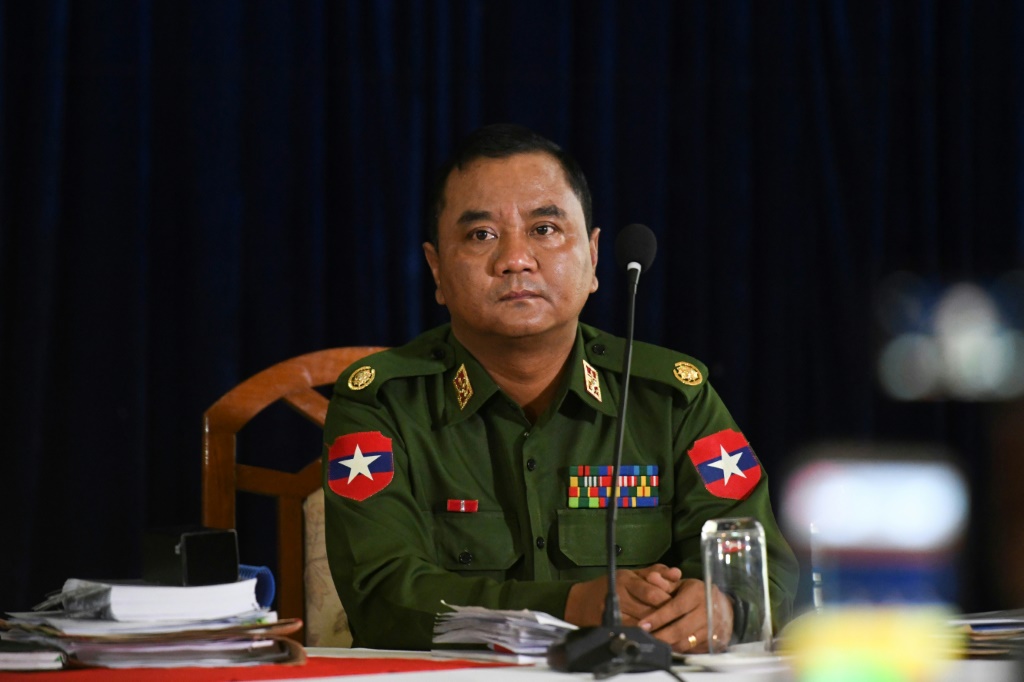 الجنرال زاو مين تون من لجنة الإعلام العسكرية في بورما في مؤتمر صحافي في المقر العسكري لفرقة رانغون في مدينة رانغون في 23 شباط/فبراير 2019 (ا ف ب)