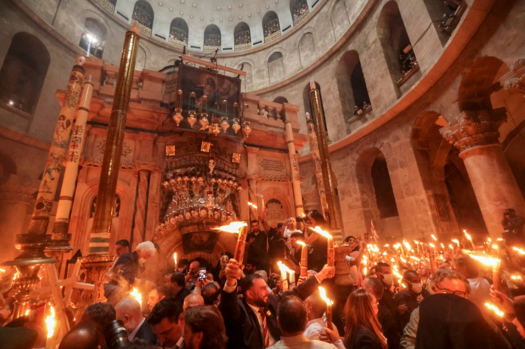     احتفال النار المقدسة السنوي هو أهم حدث في التقويم الأرثوذكسي ويقام في عيد الفصح ليلة السبت الأحد في كنيسة القيامة بالقدس في المكان الذي يعتقد أن قبر المسيح موجود فيه (ا ف ب)