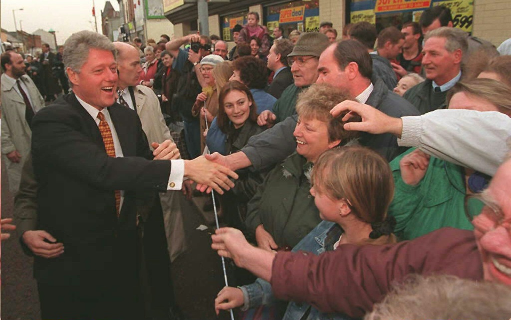 التقى الرئيس بيل كلينتون بسكان طريق شانكيل خلال نزهة عبر بلفاست في عام 2002 (ا ف ب)