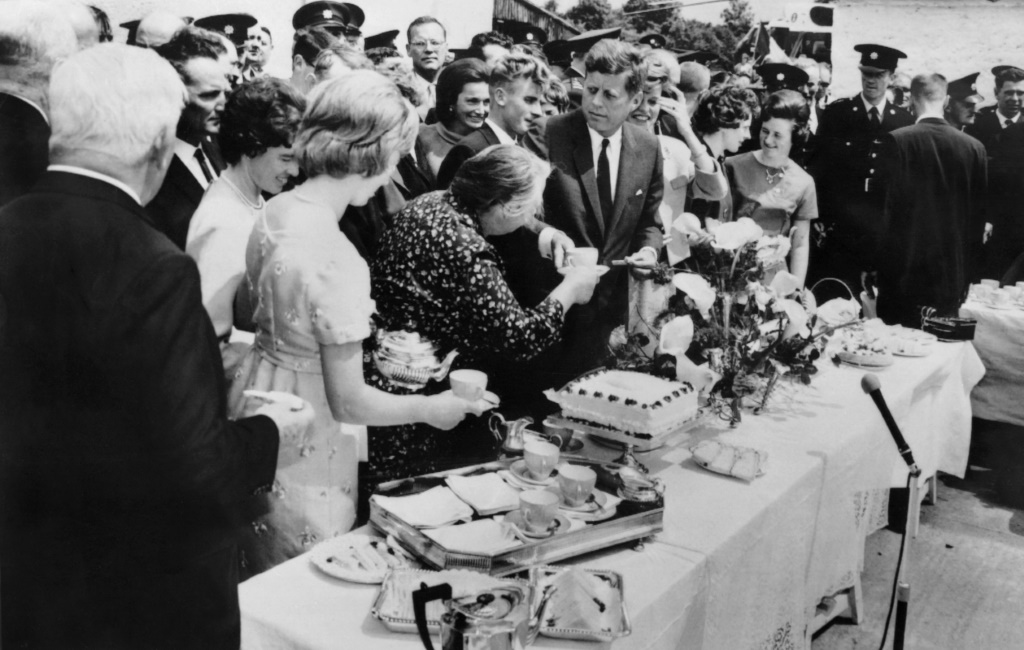    شارك الرئيس جون فيتزجيرالد كينيدي مأدبة غداء مع عائلته الأيرلندية خلال زيارة إلى دونغانزتاون في عام 1963 (ا ف ب)