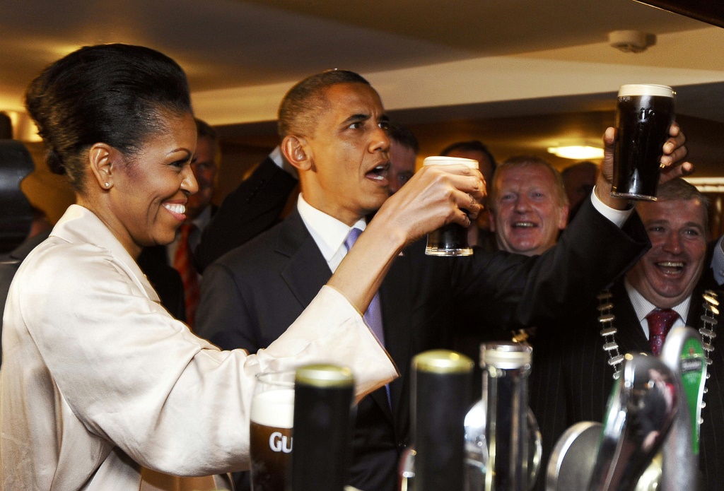    قام الرئيس الأمريكي باراك أوباما (2ndL) والسيدة الأولى ميشيل أوباما (إلى اليسار) بزيارة Moneygall حيث جاء جده الأكبر من (ا ف ب)