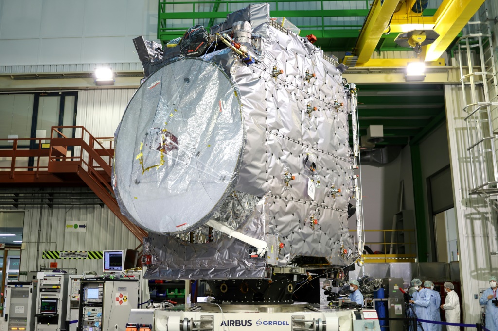 ستصبح مركبة الفضاء JUICE التابعة لوكالة الفضاء الأوروبية (ESA) أول مركبة تدخل مدار قمر غير مدار الأرض (أ ف ب)