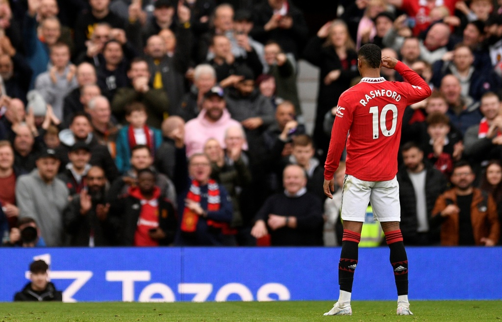 مهاجم مانشستر يونايتد ماركوس راشفورد يحتفل بهزه شباك ليستر سيتي في الدوري الانكليزي في 19 شباط/فبراير 2023. (ا ف ب)