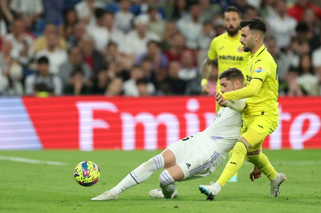 الأوروغوياني فيديريكو فالفيردي لاعب ريال مدريد الإسباني (يسار) خلال كرة مشتركة مع أليكس بايينا (ا ف ب)