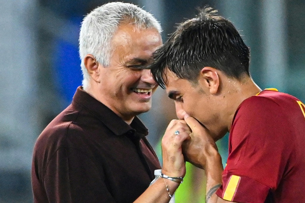المدرب البرتغالي جوزيه مورينيو والارجنتيني باولو ديبالا خلال تبديل في مباراة روما وضيفه مونتسا على الملعب الاولمبي في روما في 30 آب/أغسطس 2022 (ا ف ب)