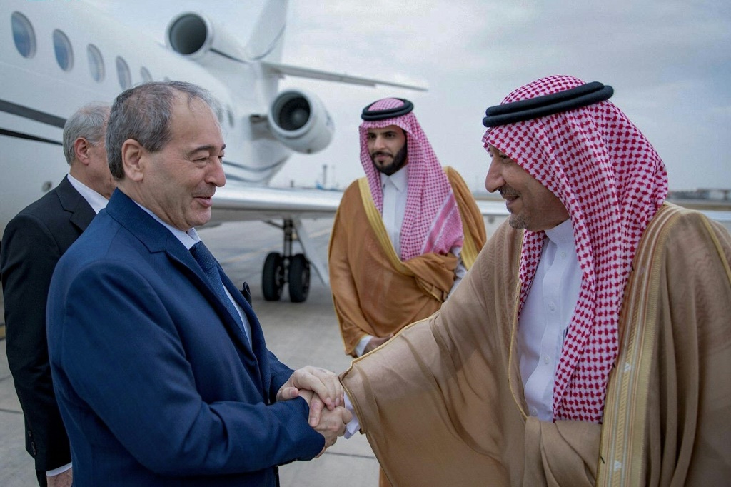 نائب وزير الخارجية السعودي وليد الخريجي (إلى اليمين) يستقبل وزير الخارجية السوري فيصل المقداد (إلى اليسار) لدى وصوله إلى جدة (ا ف ب)