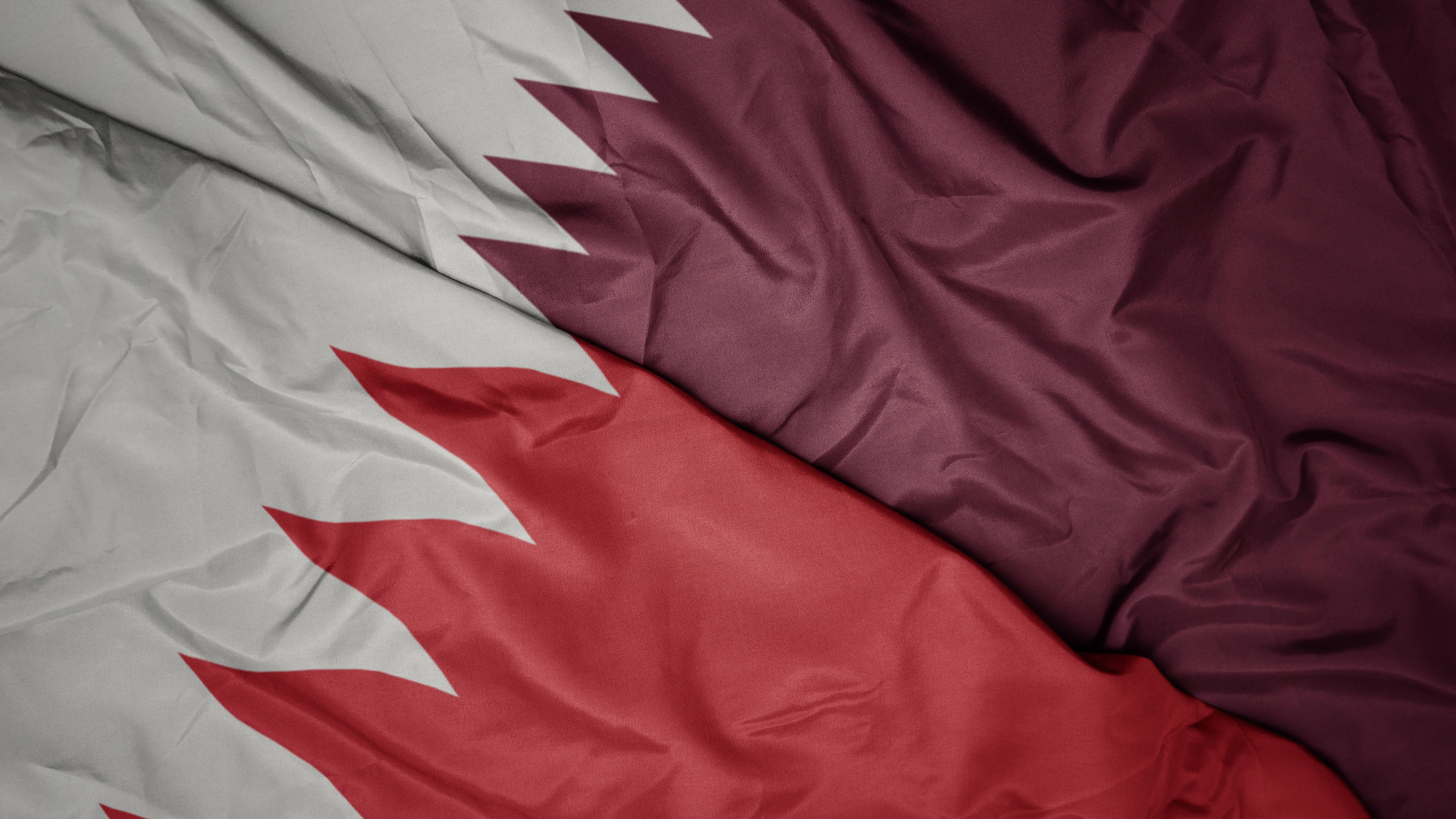 صورة مركبة لعلم قطر والعلم البحريني (مواقع الكترونية)