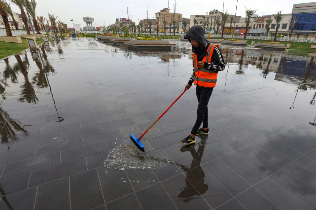 ساحة في العاصمة العراقية بغداد بعد هطول امطار في 12 نيسان/ابريل 2023 (ا ف ب)