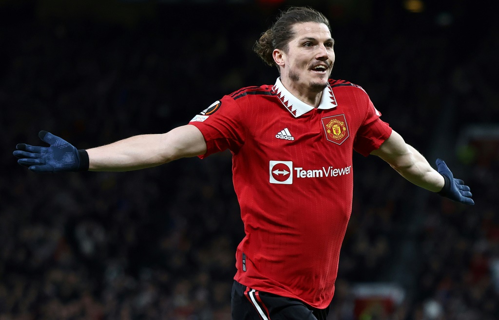لاعب وسط مانشستر يونايتد الانكليزي الدولي النمسوي مارسيل سابيتسر يحتفل بهز شباك اشبيلية الاسباني في ذهاب ربع نهائي مسابقة الدوري الاوروبي في مانشستر في 13 نيسان/أبريل 2023 (ا ف ب)