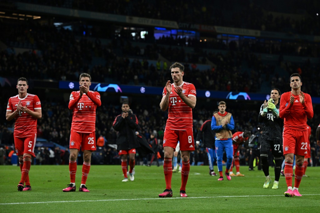 لاعبو بايرن ميونيخ الالماني يحيون الجماهير عقب الخسارة امام مانشستر سيتي الانكليزي 0-3 في ذهاب ربع نهائي مسابقة دوري ابطال اوروبا في 11 نيسان/أبريل 2023 (ا ف ب)