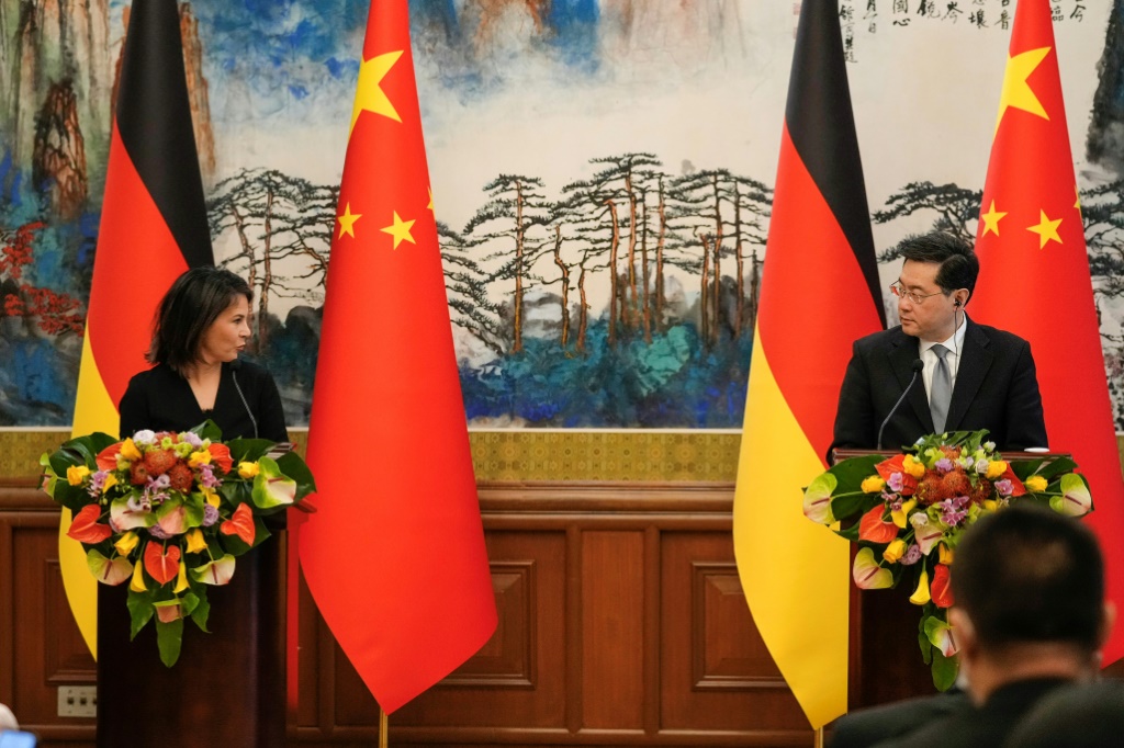 وزيرة الخارجية الألمانية أنالينا بيربوك خلال مؤتمر صحافي مع نظيرها الصيني تشين غانغ في بكين في 14 نيسان/أبريل 2023 (ا ف ب)