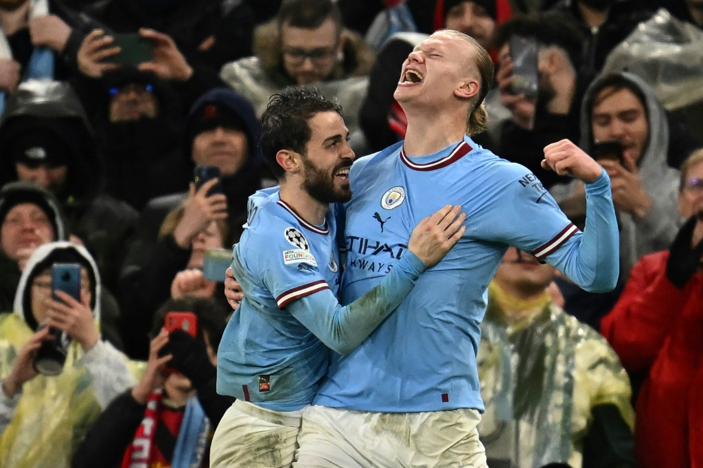 مهاجم مانشستر سيتي الانكليزي الدولي النروجي إرلينغ هالاند يحتفل بالهدف الثالث في مرمى بايرن ميونيخ الالماني (3-0) في ذهاب ربع نهائي مسابقة دوري أبطال أوروبا في 11 نيسان/أبريل 2023 (ا ف ب)