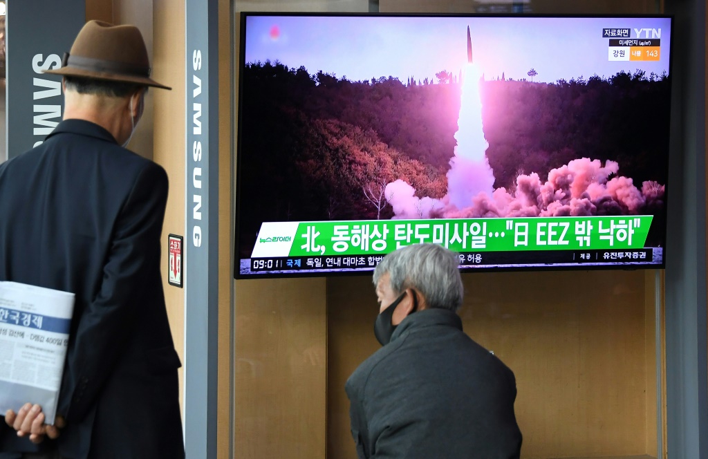 أشخاص في سيول يشاهدون لقطات لصاروخ كوري شمالي بعد أن أطلقت بيونغ يانغ صاروخا بالستيا صباح الخميس 13 نيسان/أبريل 2023 (ا ف ب)