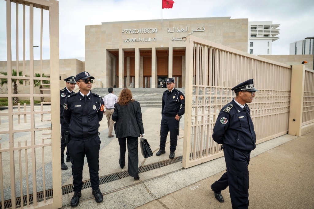 شرطيون أمام محكمة الاستئاف في الرباط في 13 نيسان/أبريل 2023 (ا ف ب)
