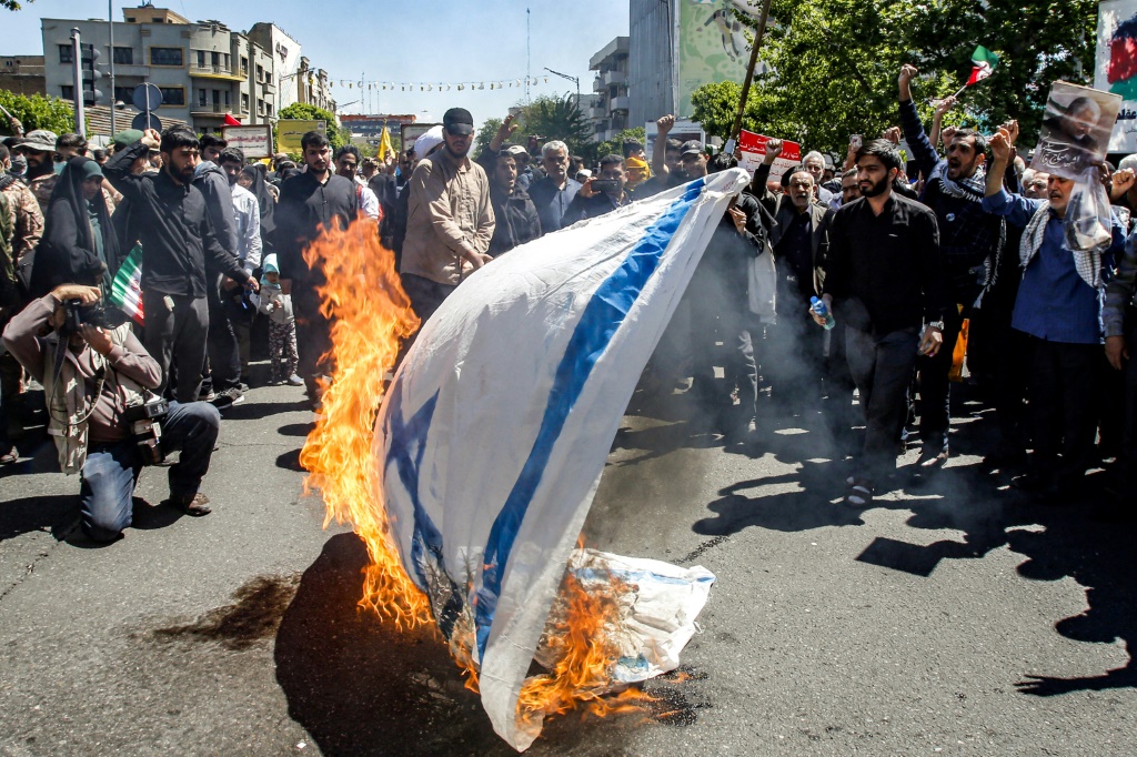 متظاهرون ايرانيون يحرقون العلم الاسرائيلي في "يوم القدس" في طهران في 14 نيسان/ابريل 2023 (ا ف ب)
