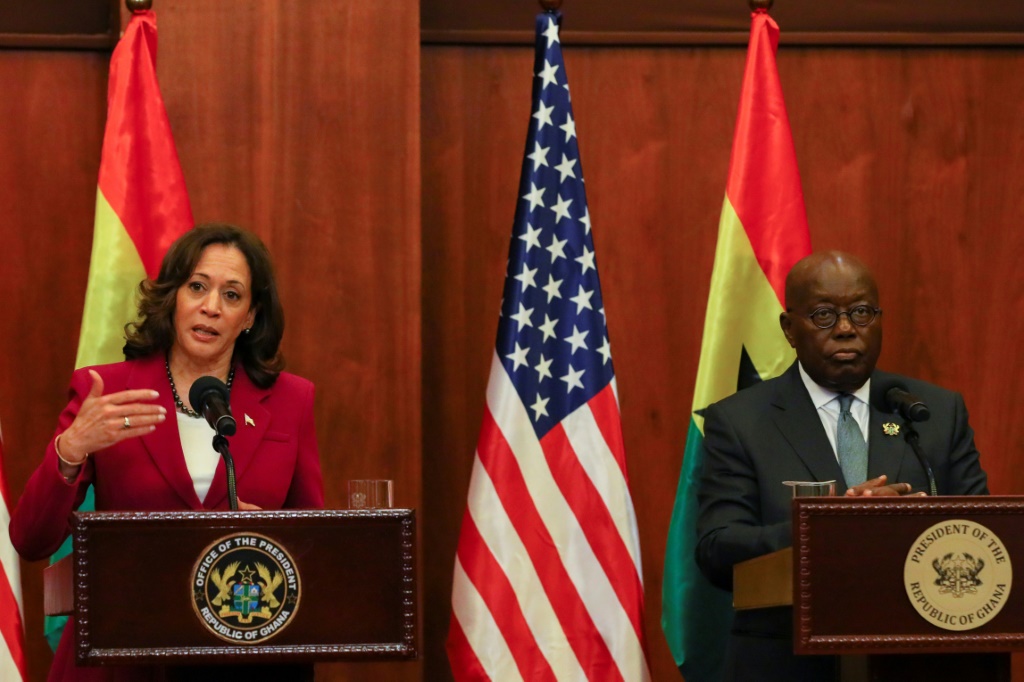    نائبة الرئيس الأميركي كامالا هاريس تتحدث خلال مؤتمر صحافي مع رئيس غانا نانا اكوفو-ادو بعد لقائهما في اكرا في 27 آذار/مارس 2023. (أ ف ب)