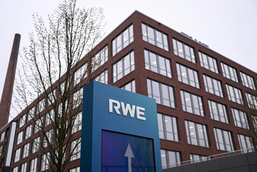   رفضت شركة الطاقة الألمانية العملاقة RWE تمويل دراستين علميتين حول نهر جليدي في بيرو (ا ف ب)
