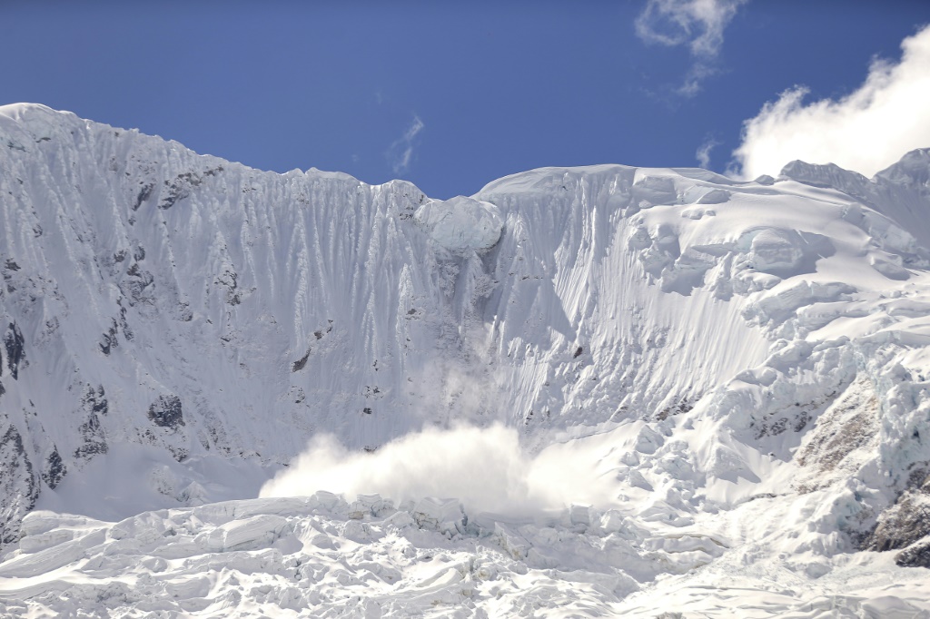     يقع جبل بالكاراجو في هواراز ، بيرو ، في قلب دعوى قضائية بشأن المناخ في ألمانيا (أ ف ب)