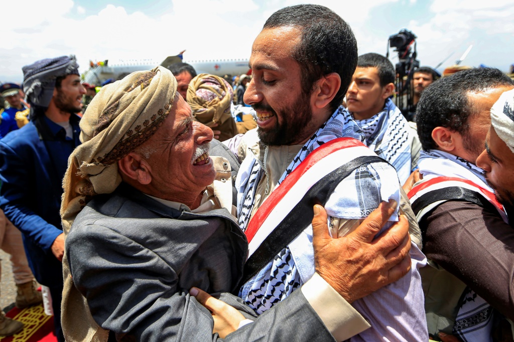 السلام قادم : فرح و"يوم عيد" في اليمن مع إفراج طرفَي النزاع عن مئات السجناء