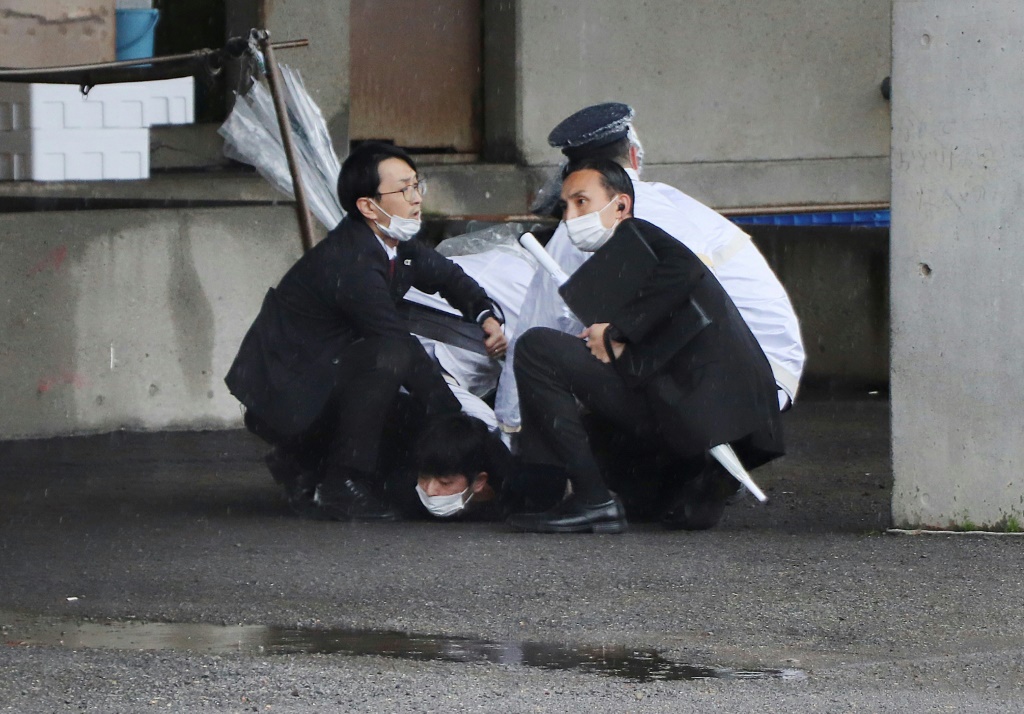 توقيف رجل ألقى قنبلة دخانية على ما يبدو في واكاياما في 15 نيسان/أبريل 2023 خلال نشاط انتخابي لرئيس الورزاء الياباني فوميو كيشيدا (ا ف ب)