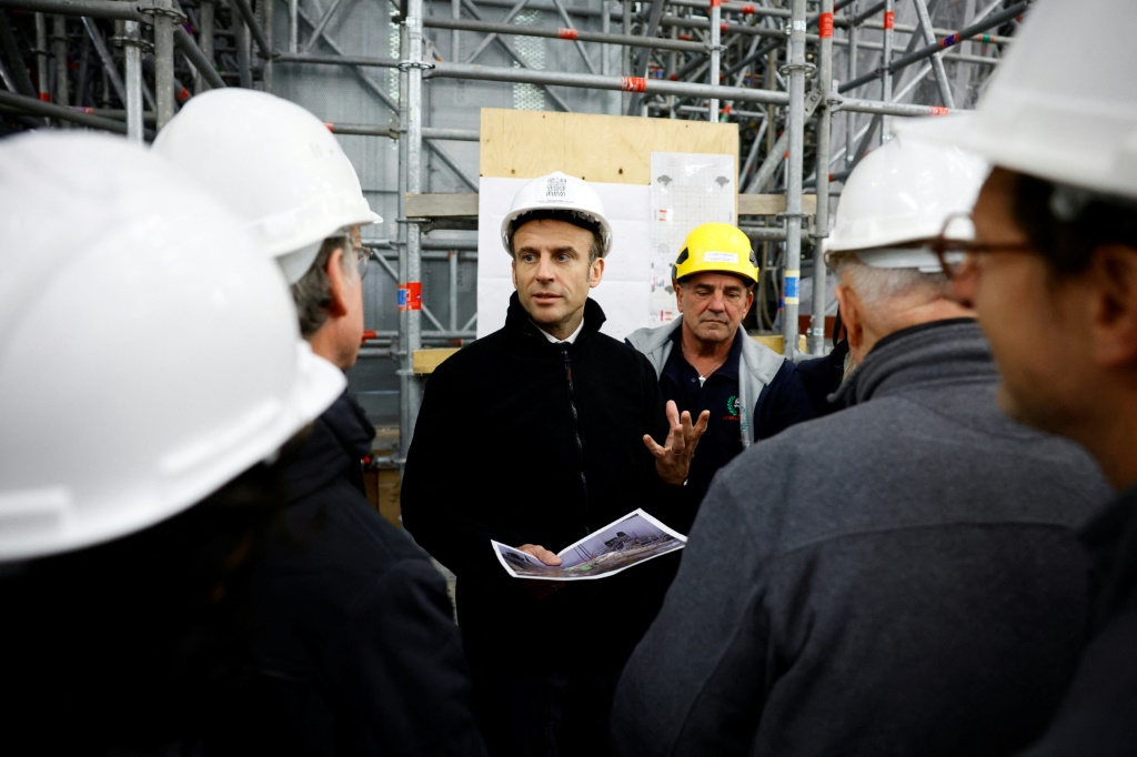 الرئيس الفرنسي إيمانويل ماكرون خلال تفقده في 14 نيسان/أبريل 2023 ورشة إعادة إعمار كاتدرائية نوتردام في باريس (ا ف ب)