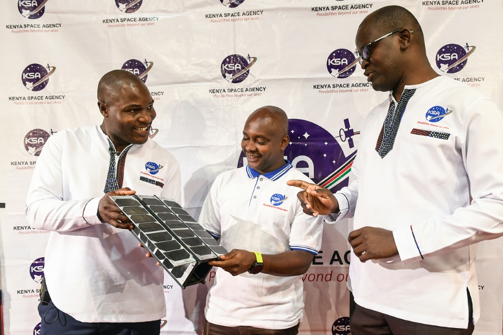    مهندسون كينيون شاركوا في تطوير القمر الاصطناعي "تايفا-1" يقدمون نموذجاً عن ابتكارهم في جامعة نيروبي في 14 نيسان/ابريل 2023 (أ ف ب)