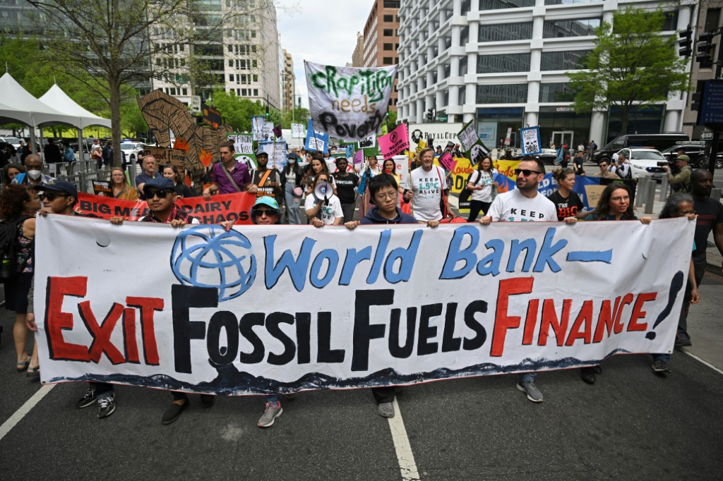     متظاهرون من أجل مكافحة تغير المناخ في تظاهرة في واشنطن في 15 نيسان/ابريل 2023 (ا ف ب)