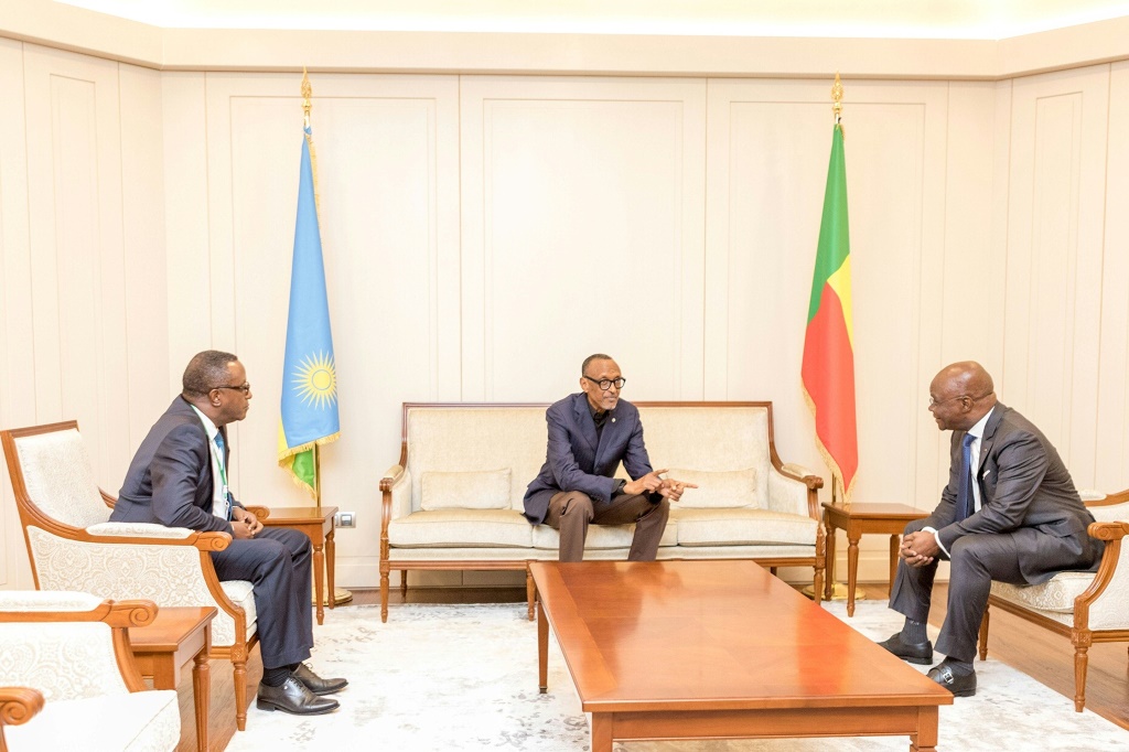     وصل الرئيس الرواندي بول كاغامي (وسط) إلى بنين لمناقشة العلاقات بما في ذلك الدعم العسكري لبنين على حدودها الشمالية. (أ ف ب)