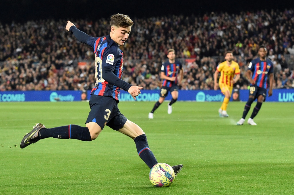 وقع غافي على تجديد عقده مع برشلونة حتى 2026 في أيلول/سبتمبر الماضي ولكن بسبب الصعوبات المالية للنادي، لم يتمكن من تسجيله في الدوري الإسباني. (ا ف ب)