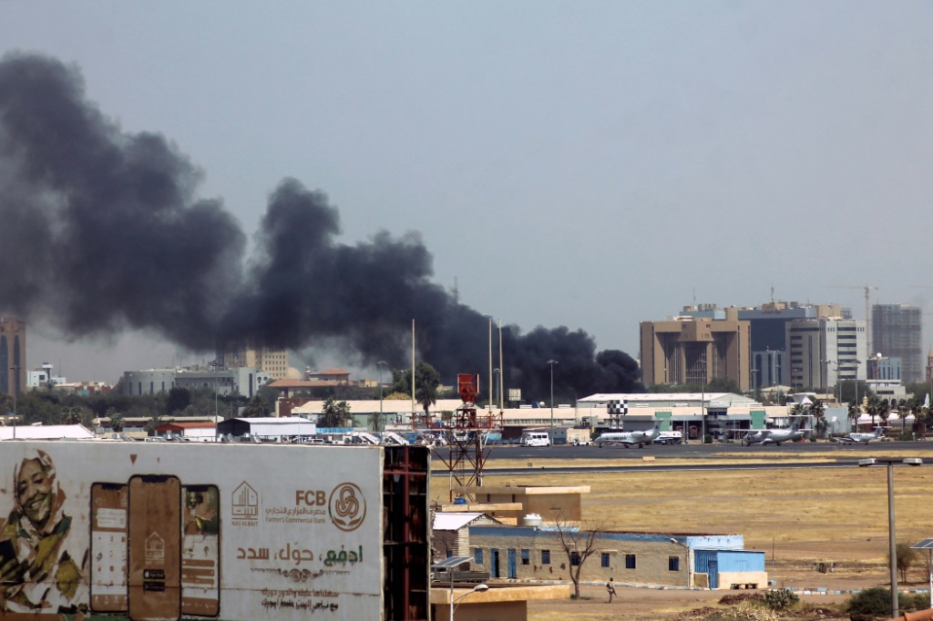 دخان ينبعث من مدرج في مطار الخرطوم في 15 نيسان/ابريل 2023 (ا ف ب)