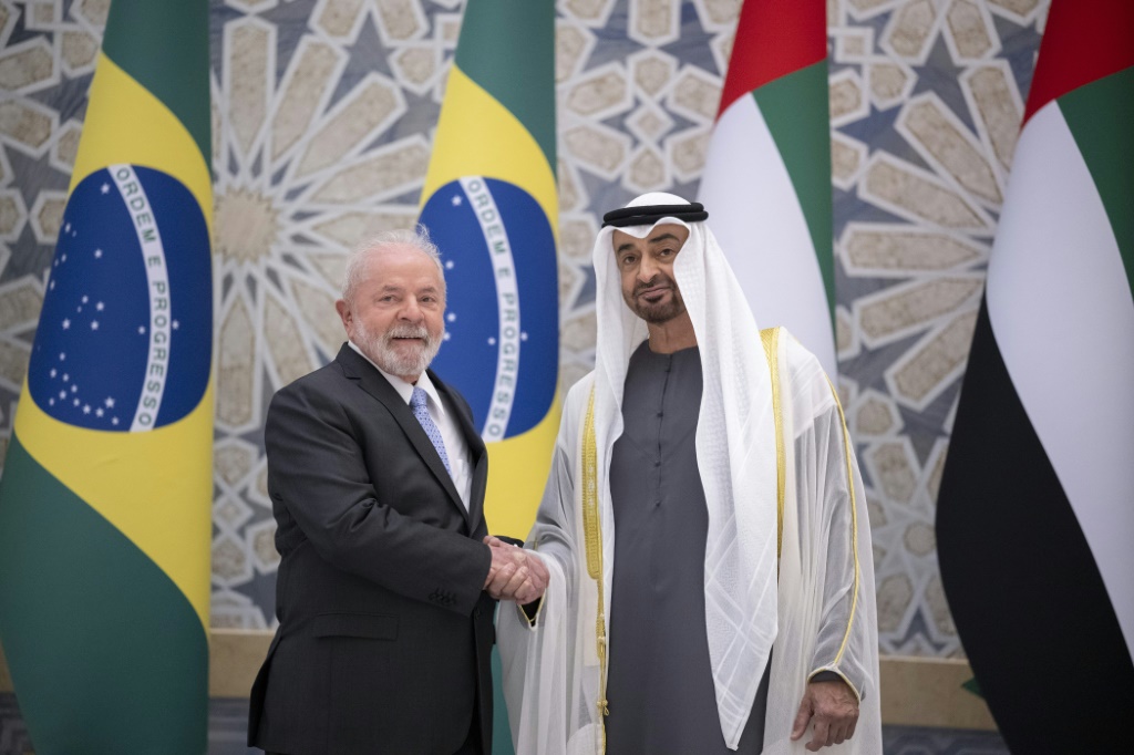 صورة وزعتها رئاسة الإمارات في 15 نيسان/ابريل لرئيس دولة الامارات الشيخ محمد بن زايد آل نهيان والرئيس البرازيلي لويس ايناسيو لولا دا سيلفا (ا ف ب)