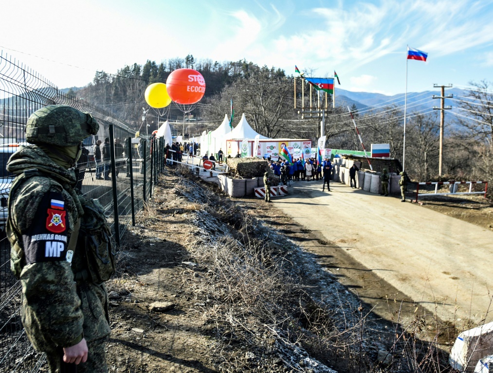 جندي روسي من قوات حفظ السلاك يحرس ممر لاتشين الذي يؤدي إلى إقليم ناغورني قره باغ المتنازع عليه بين أرمينيا وأذربيجان في 27 كانون الأول/ديسمبر 2022 (ا ف ب)