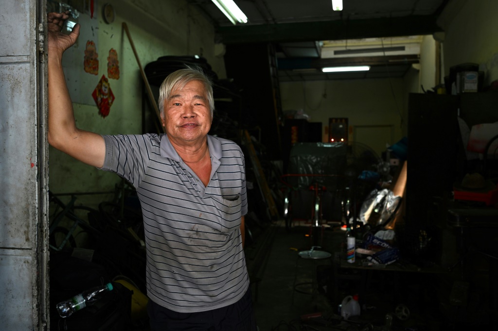 الماليزي تشو يو تشون داخل ورشته في جورج تاون الماليزية بتاريخ 11 آذار/مارس 2023 (ا ف ب)