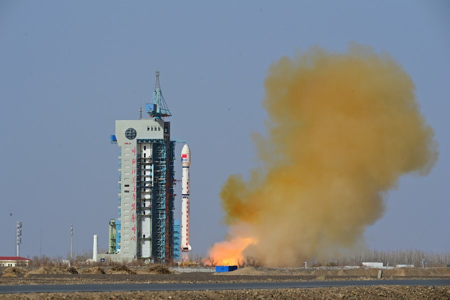 في الصورة الملتقطة يوم 16 أبريل 2023، صاروخ من طراز لونغ مارش-4 بي حاملا على متنه القمر الصناعي فنغيون-3 07 ينطلق من مركز جيوتشيوان لإطلاق الأقمار الصناعية في شمال غربي الصين (شينخوا)