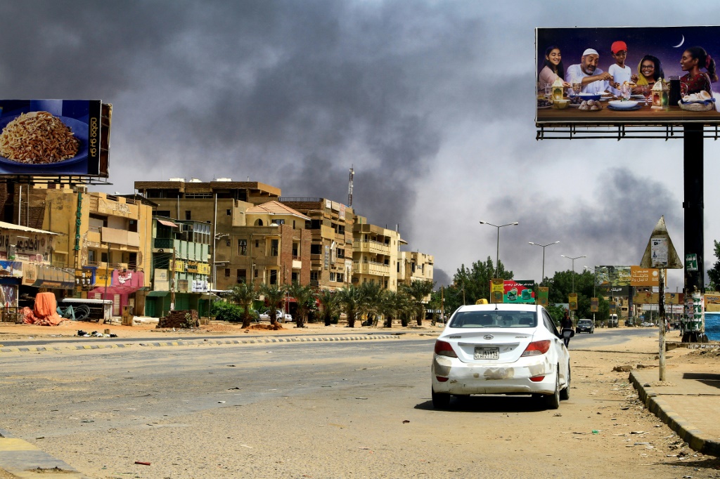 أعمدة الدخان ترتفع في سماء الخرطوم التي تشهد قتالا بين الجيش وقوات الدعم السريع، في 16 نيسان/أبريل 2023 (ا ف ب)
