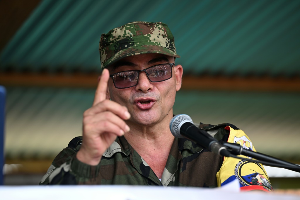إيفان مورديسكو زعيم المنشقين عن القوات المسلحة الثورية الكولومبية (فارك) في 16 نيسان/أبريل 2023 في سان فينسينتي ديل كاغوان في مقاطعة كاكيتا في كولومبيا (ا ف ب)