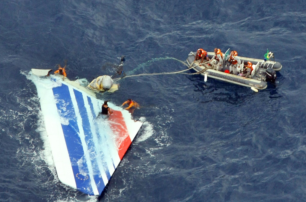 غواصون ينتشلون حطاما من طائرة تابعة لإير فرانس تحطمت خلال رحلة بين ريو دي جانيرو وباريس في المحيط الهادئ في الأول من حزيران/يونيو 2009 (ا ف ب)