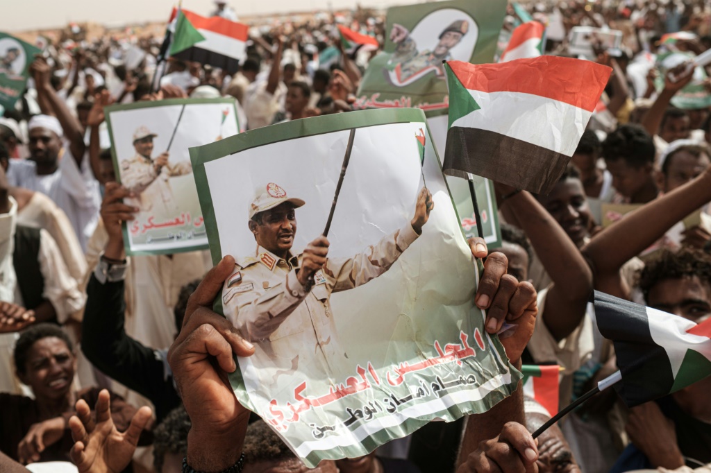 أنصار يحملون صور محمد حمدان دقلو خلال تجمع حاشد في عام 2019 (ا ف ب)