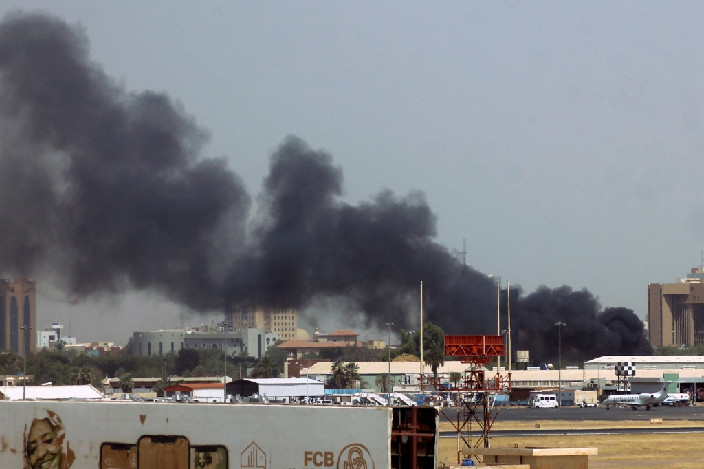 دخان يتصاعد من قرب مطار الخرطوم في 15 أبريل ، وسط اشتباكات في العاصمة السودانية (ا ف ب)