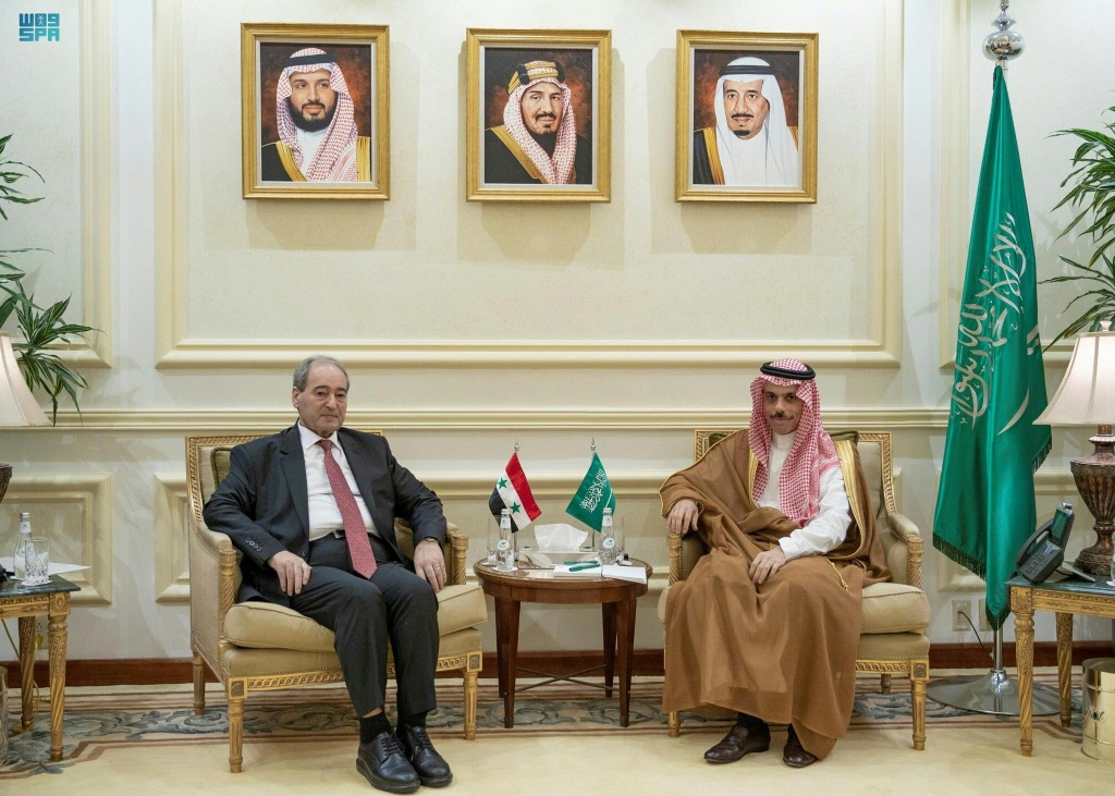 وزيرا الخارجية السعودي فيصل بن فرحان والسوري فيصل المقداد في جدة في 12 نيسان/أبريل 2023 (ا ف ب)