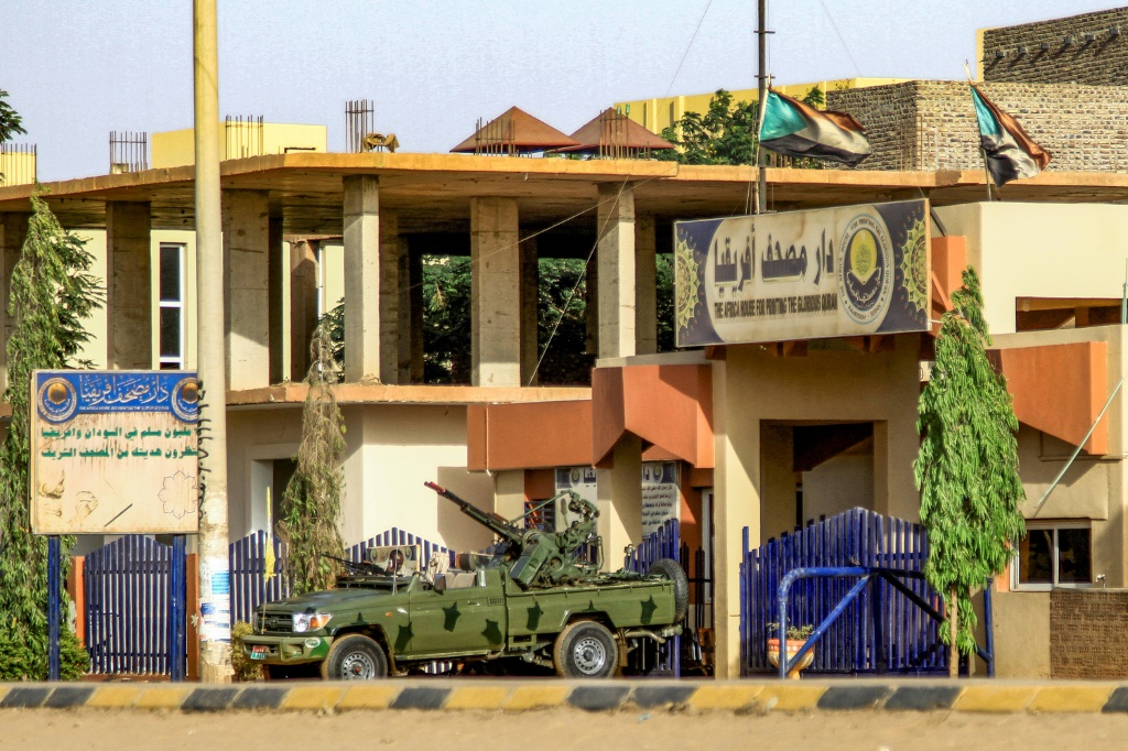 مركبة تابعة لقوات الدعم السريع متوقفة خارج مكاتب دار مصحف أفريقيا للنشر في جنوب الخرطوم بتاريخ 17 نيسان/أبريل 2023 (ا ف ب)