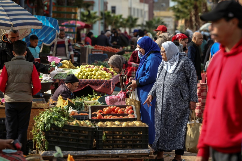 متسوقون في سوق سيدي موسى في سلا في المغرب في 23 شباط/فبراير 2023 (ا ف ب)