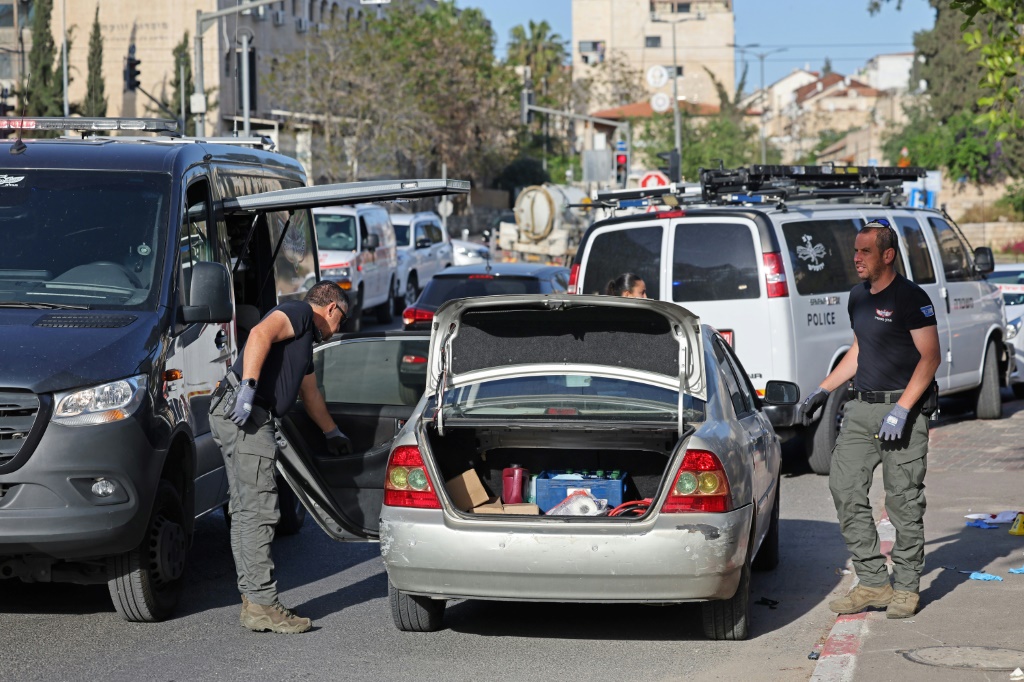 قوات إسرائيلية تفحص مركبة كان يستقلها رجلان وتعرضت لهجوم إطلاق نار في حي الشيخ جراح في القدس الشرقية المحتلة في 18 نيسان/أبريل 2023 (ا ف ب)