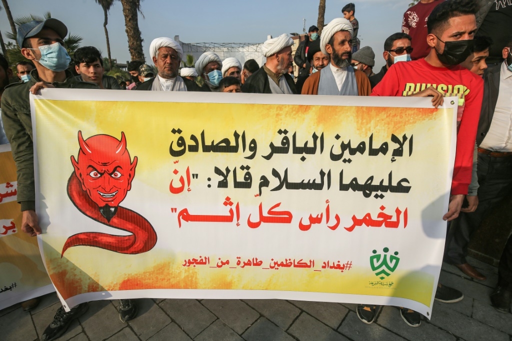 صورة من الارشيف لتظاهرة في بغداد بتاريخ 3 كانون الاول/ديسمبر 2020 تطالب بإغلاق النوادي الليلية ومنع بيع المشروبات الكحولية (ا ف ب)