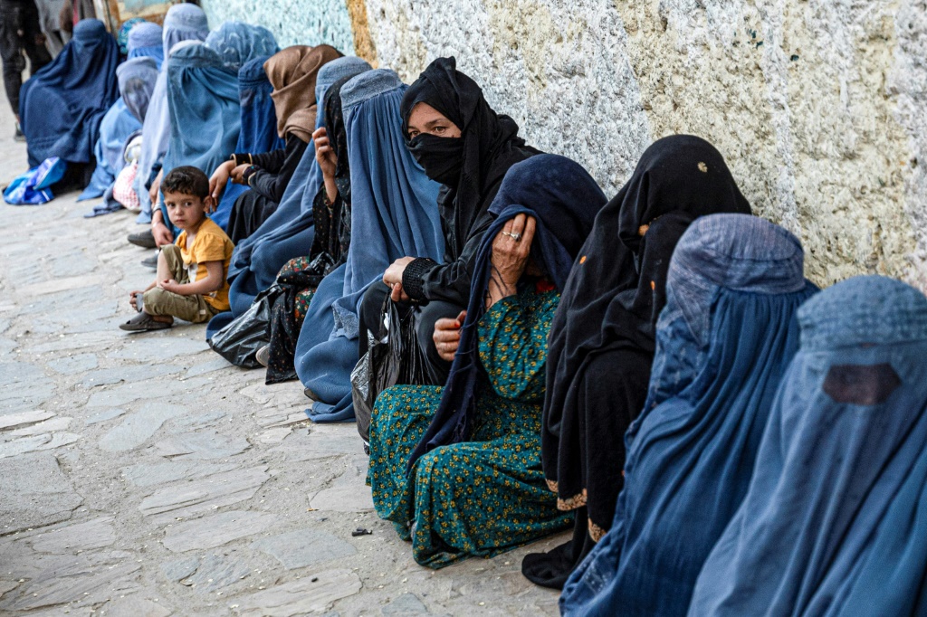 قالت الأمم المتحدة إن عدد الأفغان الذين يعيشون في فقر تضاعف تقريبا إلى 34 مليونا بعد انهيار الحكومة المدعومة من الولايات المتحدة واستيلاء طالبان على السلطة. (ا ف ب)