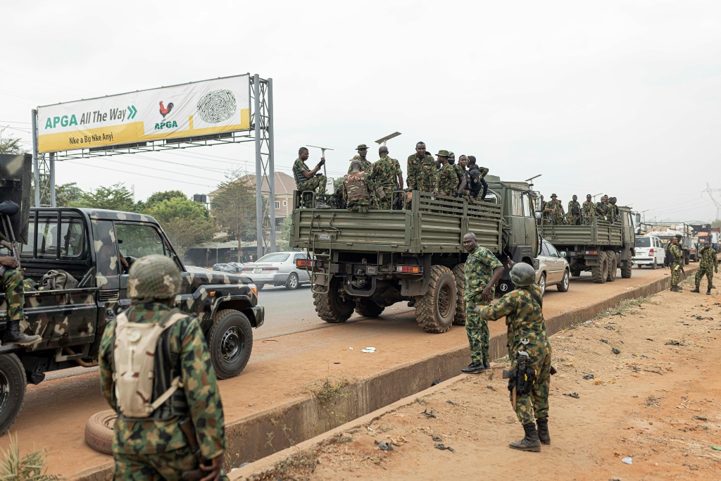     تقاتل قوات الأمن النيجيرية على عدة جبهات ، بما في ذلك مع الجهاديين في الشمال والتحريض الانفصالي في الجنوب الشرقي. (أ ف ب)