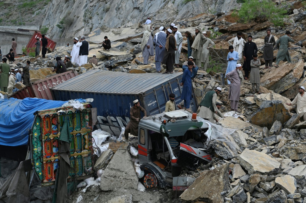     في أعقاب الانهيار الأرضي بالقرب من بلدة تورخام الحدودية الباكستانية الذي أسفر عن مقتل شخصين على الأقل (أ ف ب)