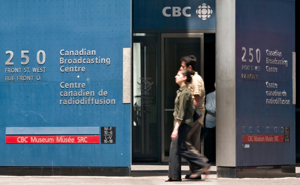     قالت شبكة سي بي سي إن تسمية تويتر الجديدة للمذيع الكندي تشكك في صحافتها `` المحايدة والمستقلة ''. (ا ف ب)