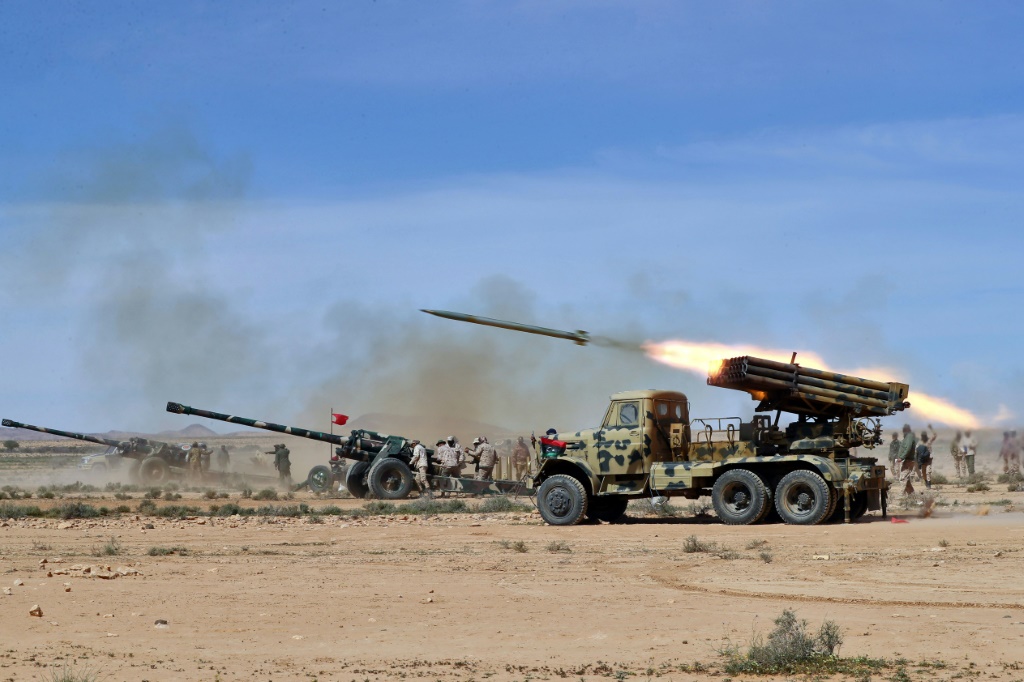 قوات عسكرية تابعة للحكومة الليبية التي تتخذ من طرابلس مقرا خلال تدريبات في ترهونا في غرب البلاد في السادس من آذار/مارس 2023 (ا ف ب)