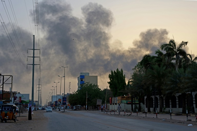 دخان يتصاعد خلف مبان سكنية في شرق العاصمة السودانية الخرطوم في 16 نيسان/أبريل 2023 (أ ف ب)